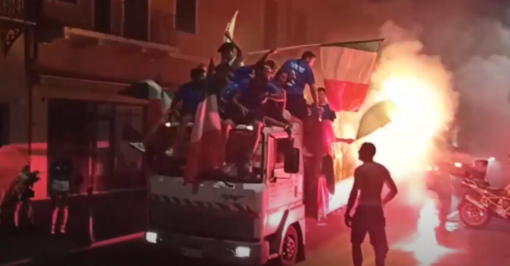 Calcio, Soccer Borghetto. Cori, fumogeni e un mezzo speciale per celebrare il successo dell'Italia a Euro 2020 (VIDEO) Calcio, Soccer Borghetto. Cori, fumogeni e un mezzo speciale per celebrare il successo dell'Italia a Euro 2020 (VIDEO)