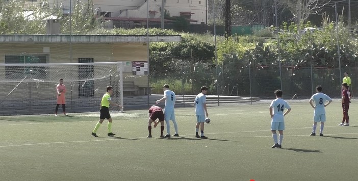 Calcio, Promozione. Pareggio a occhiali bugiardo tra Ventimiglia e Albissole, Scatolini para un calcio di rigore (VIDEO)
