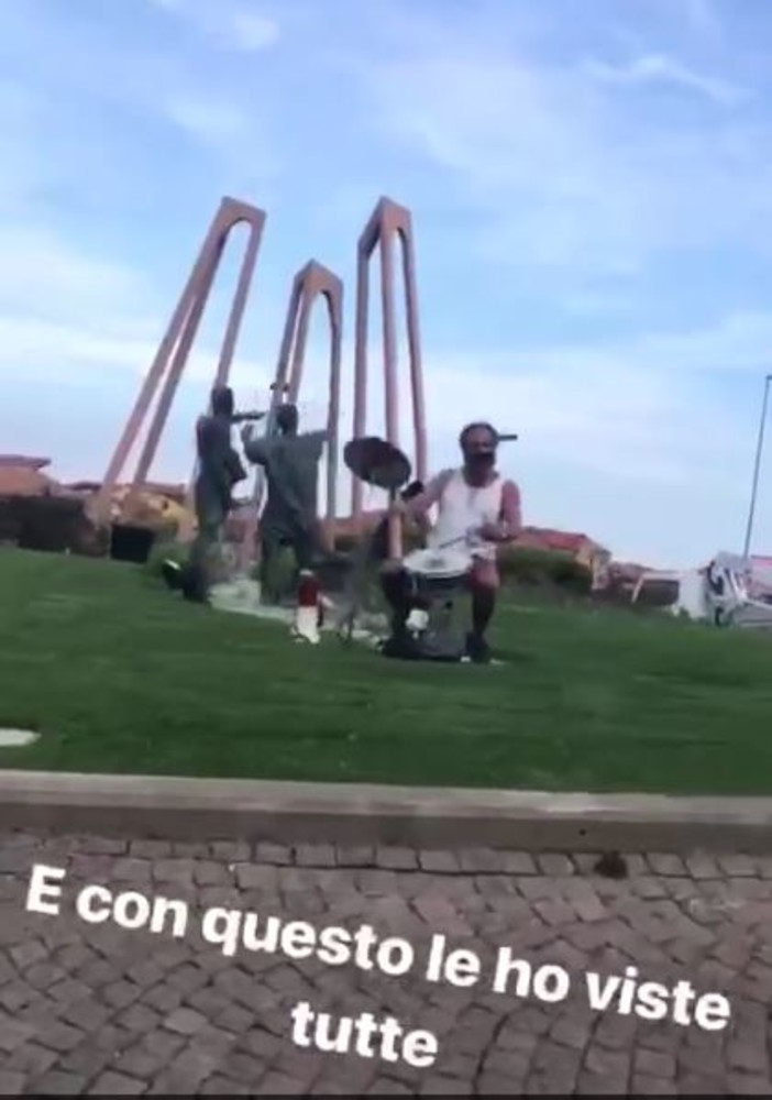 Albenga: Mario Balotelli arriva nella Città delle Torri e Rocco il percussionista gli regala il proprio benvenuto Albenga: Mario Balotelli arriva nella Città delle Torri e Rocco il percussionista gli regala il proprio benvenuto