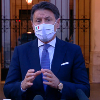 Da domani scatta l'obbligo della mascherina. Lo sport tra le poche eccezioni. Il premier Conte: "Raccomandazione ai cittadini, in famiglia e se riceviamo amici rispettiamo la distanza" Da domani scatta l'obbligo della mascherina. Lo sport tra le poche eccezioni. Il premier Conte: "Raccomandazione ai cittadini, in famiglia e se riceviamo amici rispettiamo la distanza"