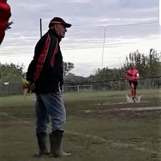 Il momento dell'infortunio del direttore di gara, immortalato dalla San Filippo Neri