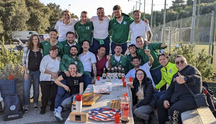 Calcio, Legino. Il 3-1 con il Pontelungo vale la salvezza, festa grande nel post partita Calcio, Legino. Il 3-1 con il Pontelungo vale la salvezza, festa grande nel post partita