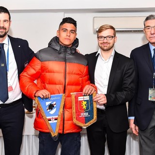 Nella foto con Eddie e Simone Valente ci sono Alberto Bosco (direttore organizzativo Sampdoria) e Gianni Blondet (vicepresidente Genoa).