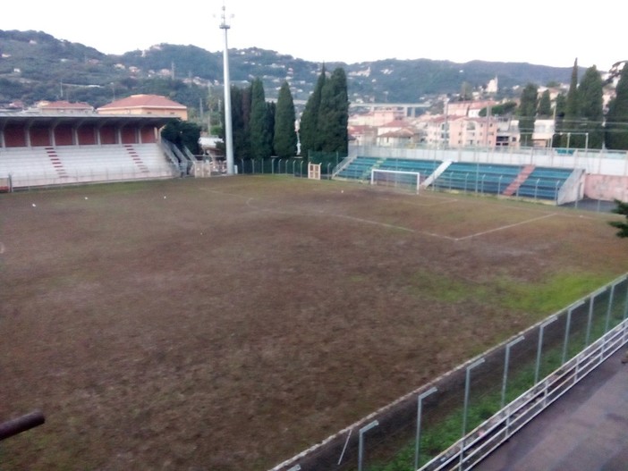 Calcio, Imperia. Il manto del Ciccione è ko, l’opposizione vuole conoscere i termini dell'appalto Calcio, Imperia. Il manto del Ciccione è ko, l’opposizione vuole conoscere i termini dell'appalto