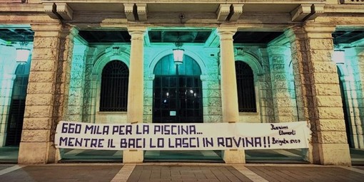 Calcio, Savona. Gli ultras pizzicano anche il Comune con uno striscione a Palazzo Sisto: "660mila euro per la piscina mentre il Baci lo lasci in rovina" Calcio, Savona. Gli ultras pizzicano anche il Comune con uno striscione a Palazzo Sisto: "660mila euro per la piscina mentre il Baci lo lasci in rovina"