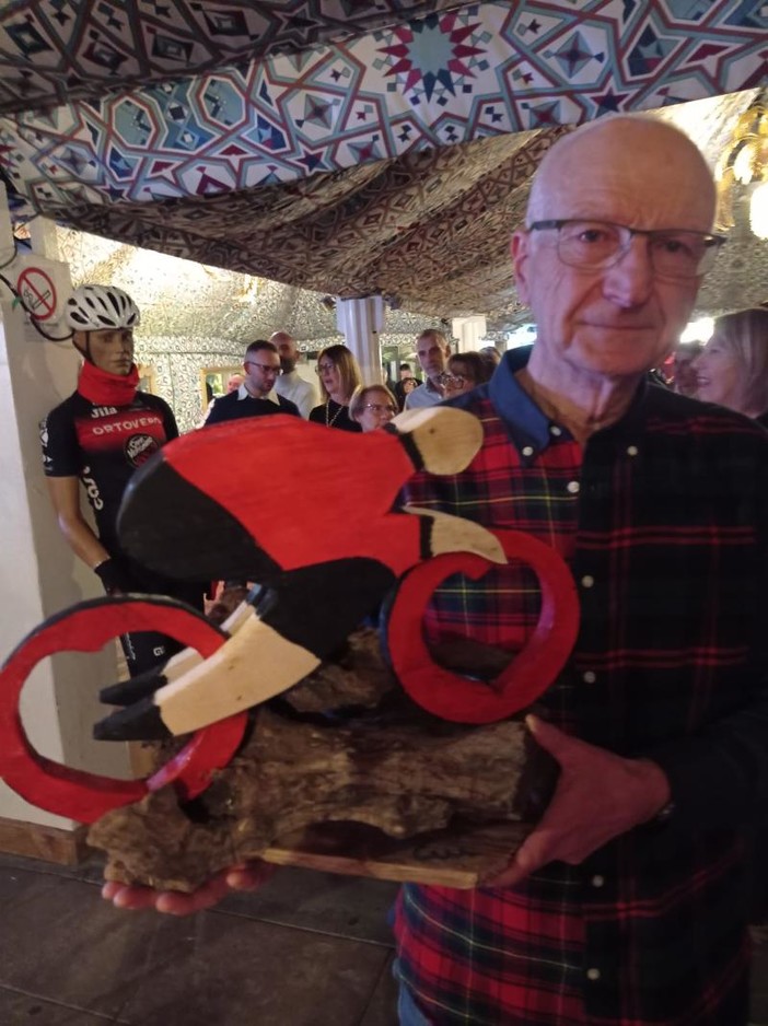 Ciclismo. L'abbraccio di Ortovero per Wladimir Belli, a lui la "Catena Incatricchiata 2024" Ciclismo. L'abbraccio di Ortovero per Wladimir Belli, a lui la "Catena Incatricchiata 2024"