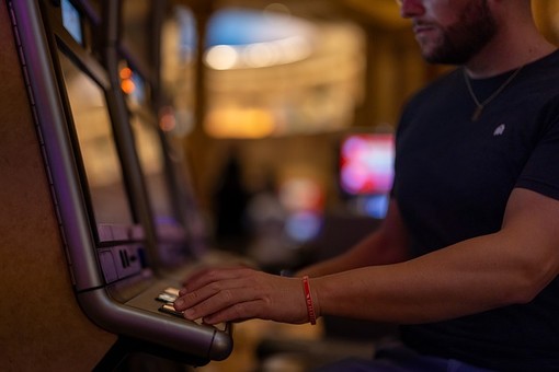 Come scegliere le slot machine al Casinò Neon 54: Consigli e guide utili