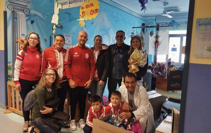 Calcio, Carcarese. Un dolce gesto biancorosso per i piccoli pazienti dell'ospedale San Paolo Calcio, Carcarese. Un dolce gesto biancorosso per i piccoli pazienti dell'ospedale San Paolo