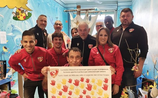 Calcio | Il Millesimo vince anche in corsia, consegnate le uova di cioccolato ai giovani pazienti dell'ospedale San Paolo Calcio | Il Millesimo vince anche in corsia, consegnate le uova di cioccolato ai giovani pazienti dell'ospedale San Paolo