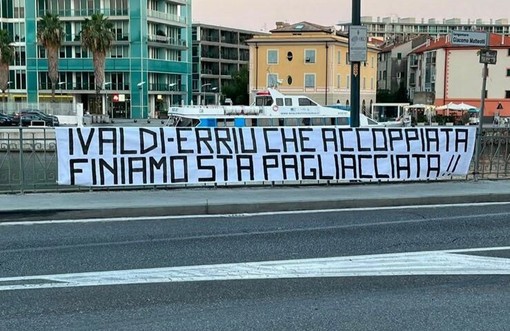 Calcio | Savona. Caso ripescaggio, striscione dei tifosi contro Giulio Ivaldi e Cristina Erriu Calcio | Savona. Caso ripescaggio, striscione dei tifosi contro Giulio Ivaldi e Cristina Erriu
