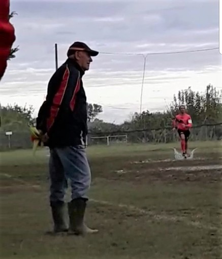 Il momento dell'infortunio del direttore di gara, immortalato dalla San Filippo Neri