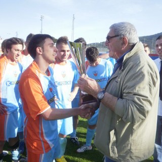 La consegna della coppa all'Albissola, campione in carica del campionato Juniores Provinciale