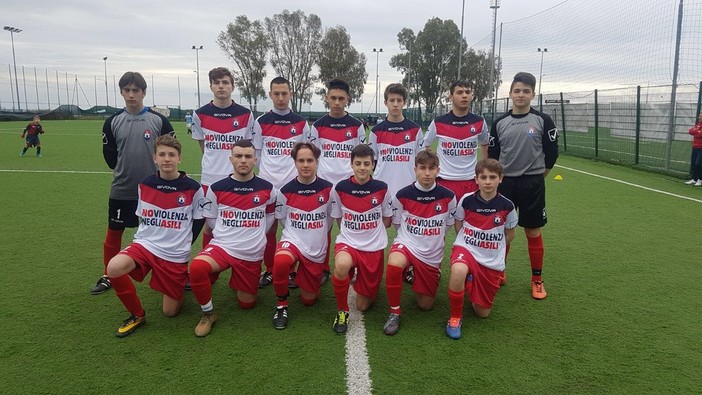 Calcio. La Loanesi contro la violenza negli asili. La leva 2002 in campo con una maglia personalizzata Calcio. La Loanesi contro la violenza negli asili. La leva 2002 in campo con una maglia personalizzata