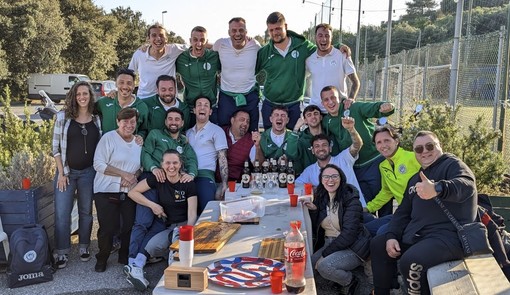 Calcio, Legino. Il 3-1 con il Pontelungo vale la salvezza, festa grande nel post partita Calcio, Legino. Il 3-1 con il Pontelungo vale la salvezza, festa grande nel post partita