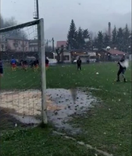 Calcio. Riscaldamento sotto la neve a Calizzano, il match con il Plodio dovrebbe quantomeno iniziare regolarmente (VIDEO)
