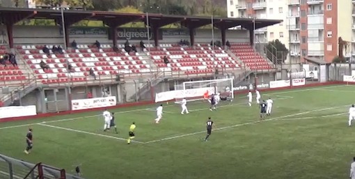 Calcio, Vado. Annullato a Borgosesia l'eurogol di Aperi, ma la moviola lascia solo rimpianti (VIDEO)