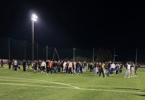 Calcio. Danni e invasione di campo dopo Legino - Sestrese, l'Arenzano non ci sta: "Divelta la rete di recinzione, l'inciviltà regna sovrana"