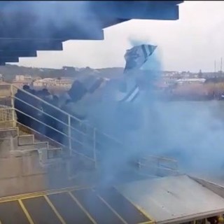Calcio, Albissola - Ponsacco. Gli "Zueni" caricano la squadra, cori e fumogeni nel corso della rifinitura (VIDEO)