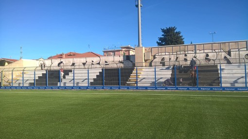Calcio. Albenga. Il restyling arriva anche sulle tribune, vernice e pennello in mano per i tifosi bianconeri