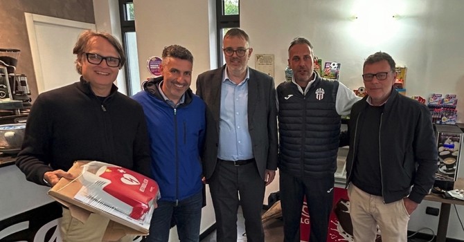 Calcio | Savona. Mc Donald's dona un defibrillatore alla società biancoblu: "Uno strumento prezioso per la sicurezza del nostro vivaio" Calcio | Savona. Mc Donald's dona un defibrillatore alla società biancoblu: "Uno strumento prezioso per la sicurezza del nostro vivaio"