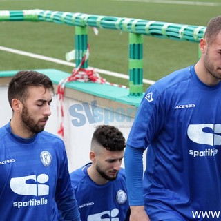 l'ingresso in campo dei giocatori della Folgore Caratese l'ingresso in campo dei giocatori della Folgore Caratese
