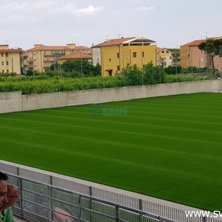 FOTONOTIZIA: Pietra Ligure, corre rapida la posa del manto in sintetico di ultima generazione