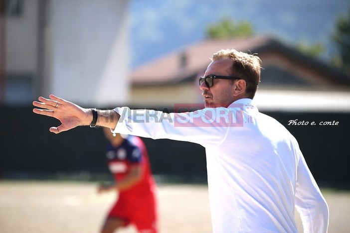 Palermo, allenatore del Celle Ligure, dà indicazioni alla sua squadra durante il match contro il Camporosso (foto Eugenio Conte)