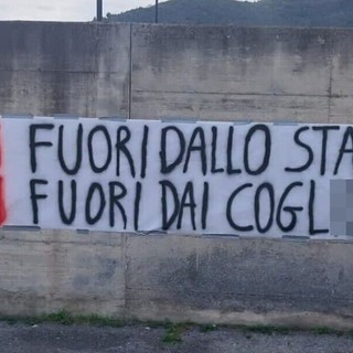 Calcio, Albenga. Prosegue la protesta dei tifosi: "Noi fuori dallo stadio, voi fuori dai cogl**oni" Calcio, Albenga. Prosegue la protesta dei tifosi: "Noi fuori dallo stadio, voi fuori dai cogl**oni"