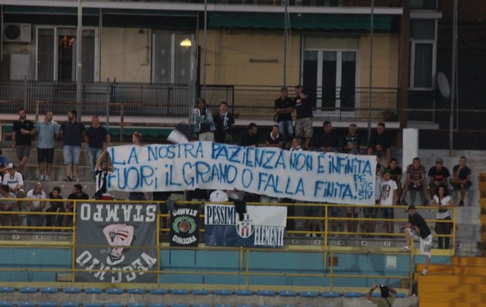 FOTONOTIZIA: I tifosi del Savona contestano Dellepiane
