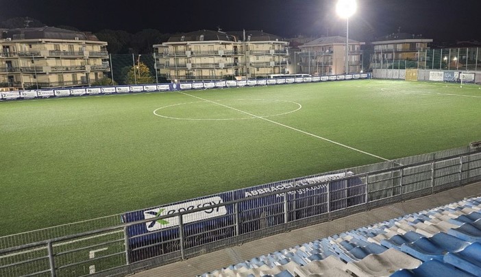 Calcio, Pietra Ligure. Campomorone in ritardo al De Vincenzi, il CR Liguria sposta la partita con il Pietra alle 21:00