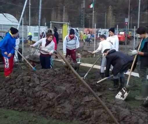 Calcio, Cengio. I giovani del paese prendono la pala in mano e corrono in soccorso della società (VIDEO)
