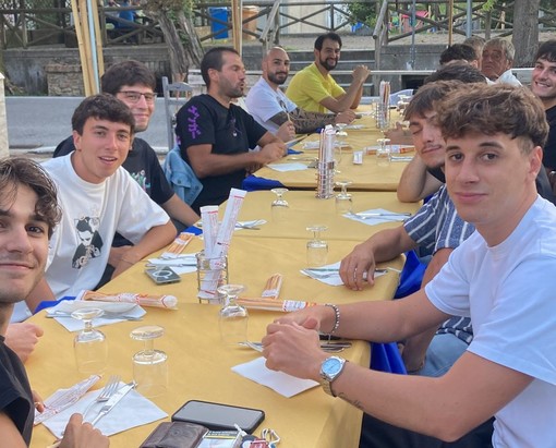 Calcio, Giusvalla. Primo summit per la squadra di mister Cavallaro, le firme dei giocatori sulla maglia numero uno Calcio, Giusvalla. Primo summit per la squadra di mister Cavallaro, le firme dei giocatori sulla maglia numero uno