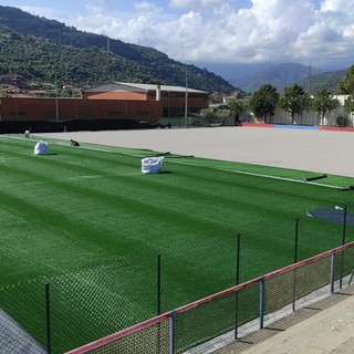 Calcio, Camporosso. E' finalmente iniziata la posa del manto in sintetico, presto il nuovo centro sportivo sarà pronto