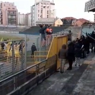 Calcio, Savona. Unione da brividi tra squadra e tifosi. Vettorel e Guadagnin capipopolo a fine partita (VIDEO)