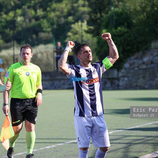 Calcio | Promozione. Gara pazza tra Finale e Savona, capitan Schirru al 96' regala tre punti pesantissimi ai biancoblu