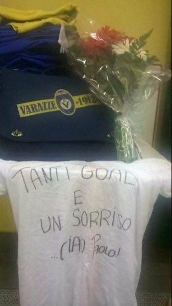Fotonotizia: il saluto della Juniores del Varazze a Paolo Ceccarelli: "Tanti goal e un sorriso"