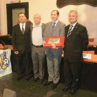 Il Presidente di Latte (a sinistra) all'ultima edizione del premio "Carlo Geddo"