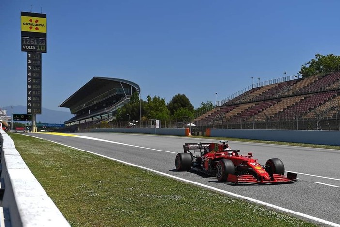 F1. Prova di maturità per la Ferrari in Spagna. Leclerc, gran gara e quarto posto del monegasco. Vince ancora Hamilton