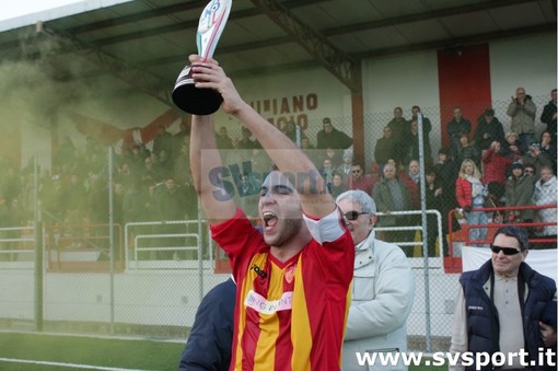 Calcio. Scalia saluta il Finale: “Un viaggio lungo e bellissimo, dimostrazione che i sogni si avverano”. Il commosso addio della società: “Sempre uno di noi”
