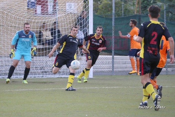 Calcio, Altarese. Perversi sarà il nuovo mister, contro il Camporosso spazio alla Commissione Tecnica Calcio, Altarese. Perversi sarà il nuovo mister, contro il Camporosso spazio alla Commissione Tecnica