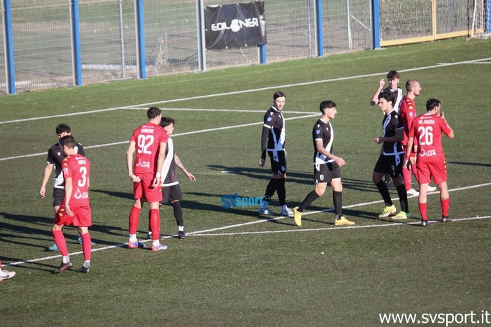 Calcio, Albenga. E' arrivato ok dalla FIGC, i giocatori bianconeri potranno essere tesserati da altre squadre Calcio, Albenga. E' arrivato ok dalla FIGC, i giocatori bianconeri potranno essere tesserati da altre squadre