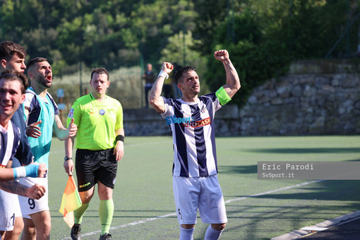 Calcio | Promozione. Gara pazza tra Finale e Savona, capitan Schirru al 96' regala tre punti pesantissimi ai biancoblu