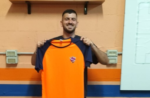 Calciomercato. Arriva dalla Toscana il nuovo difensore centrale della Villanovese Calciomercato. Arriva dalla Toscana il nuovo difensore centrale della Villanovese