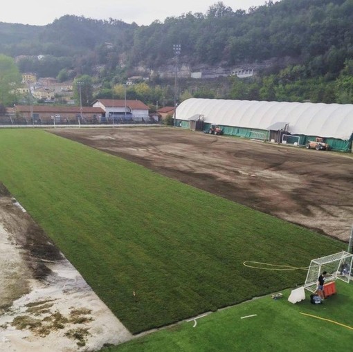 Cengio, iniziata la posa del manto in erba naturale al campo sportivo "Pino Salvi" Cengio, iniziata la posa del manto in erba naturale al campo sportivo "Pino Salvi"
