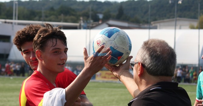 La consegna del pallone a Tommaso Piacenza La consegna del pallone a Tommaso Piacenza