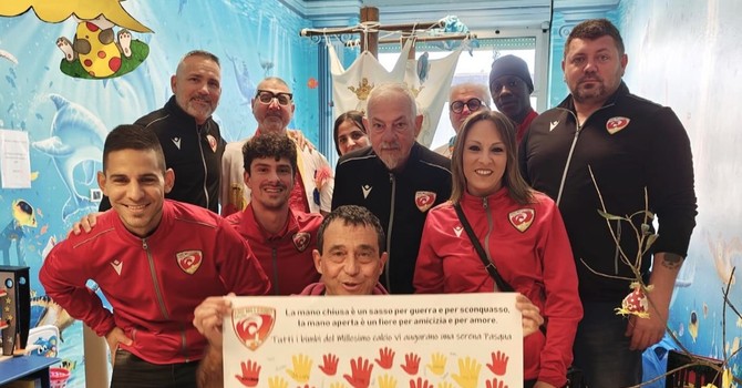 Calcio | Il Millesimo vince anche in corsia, consegnate le uova di cioccolato ai giovani pazienti dell'ospedale San Paolo Calcio | Il Millesimo vince anche in corsia, consegnate le uova di cioccolato ai giovani pazienti dell'ospedale San Paolo