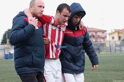 Francesco Brignone, portato a spalla domenica scorsa dopo l'infortunio al ginocchio
