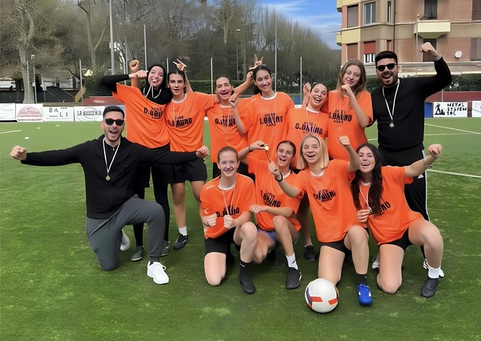 Calcio a 5. Il Liceo "Giordano Bruno" di Albenga sul podio regionale, argento per la squadra femminile