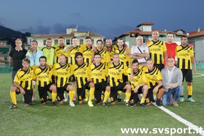 Sergio Zenari.è stato direttore sportivo della Baia, eccolo in posa in una foto di squadra