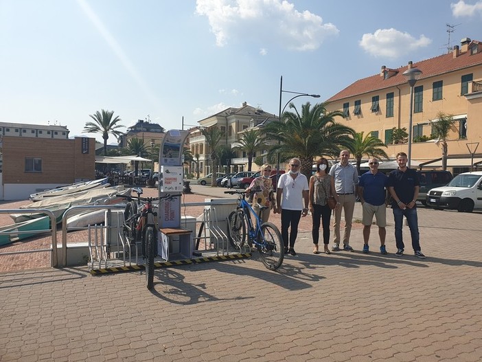 Outdoor: inaugurate a Pietra Ligure tre colonnine di ricarica per e-bike